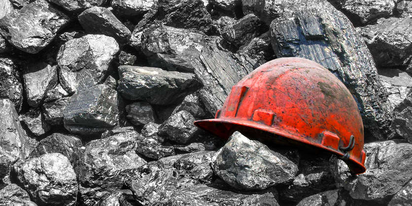 کوئلے کی راکھ میں گم ہوتے مزدور