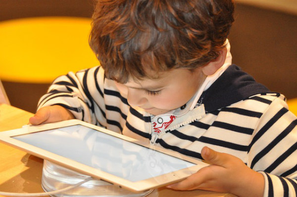 کمپیوٹر اور موبائل کی اسکرین بچوں کی ذہنی صحت کے لیے انتہائی خطرناک