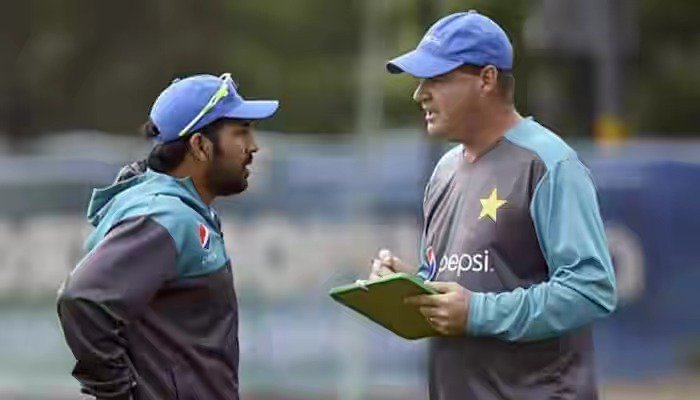 پاکستان کرکٹ ٹیم کے کوچ مکی آرتھر اور کپتان سرفرازاحمد بات چیت کرتے ہوئے
