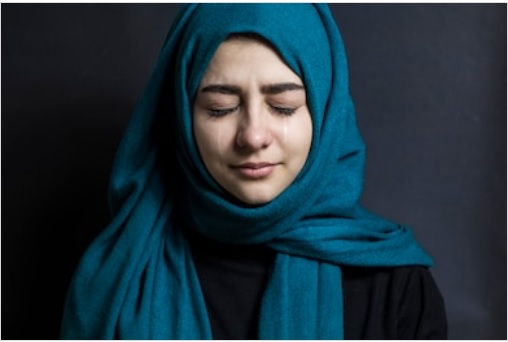 مسلمان لڑکی توبہ کے وقت آنسوبہاتے ہوئے