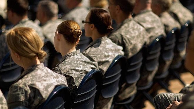 امریکی فوجی خواتین فوجی تقریب میں شریک