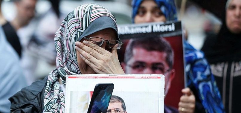 ڈااکٹرمحمدمرسی کے انتقال پرایک ترک خاتون رو رہی ہیں