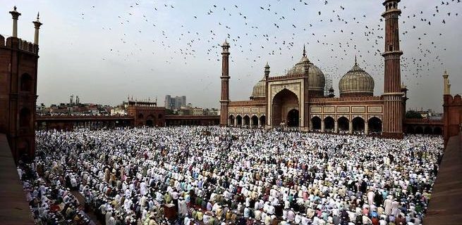مسجد میں نمازعید ادا ہورہی ہے