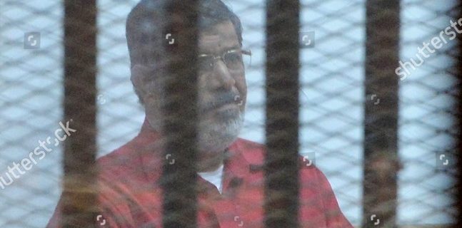 مصرکے پہلے منتخب صدر ڈاکٹرمحمد مرسی کمرہ عدالت میں
