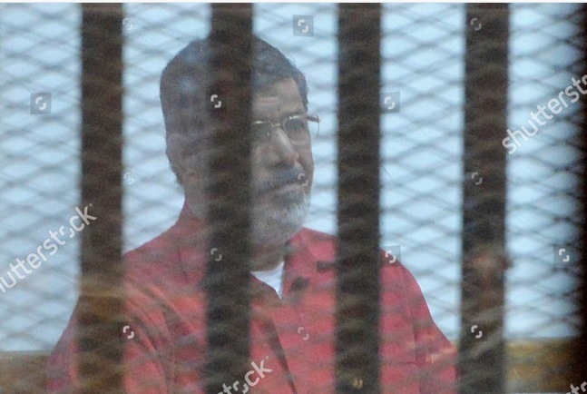 مصرکے پہلے منتخب صدر ڈاکٹرمحمد مرسی کمرہ عدالت میں