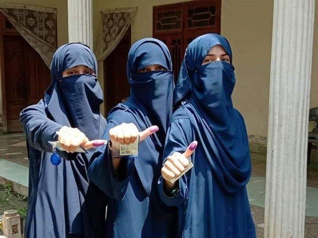 تین باحجاب خواتین ووٹ کاسٹ کرنے کے بعد
