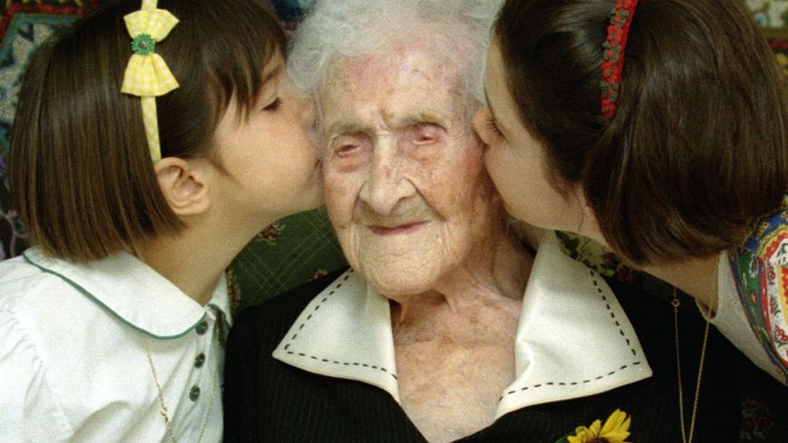 جین کالمینٹ، 121 سال خاتون کو دوبچے بوسہ دے رہے ہیں