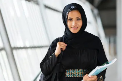 مسکراتی ہوئی باحجاب مسلمان طالبہ