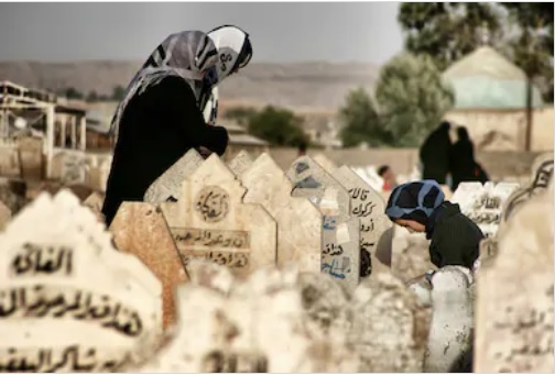 کرکوک،عراق میں مسلمان خواتین قبرستان میں