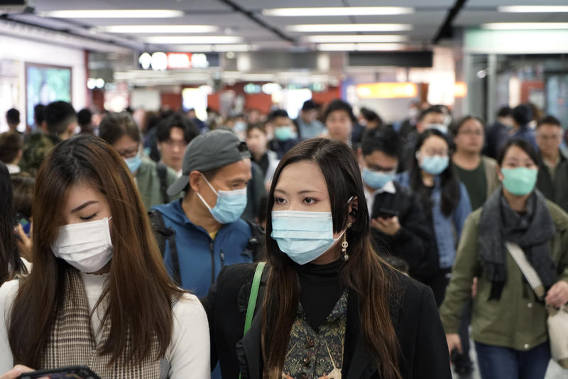 کرونا وائرس سے خوفزدہ ماسک پہنے لڑکیاں