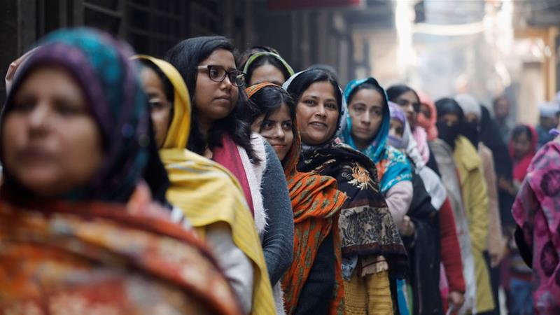 دہلی، انڈیا میں مسلمان خواتین پولنگ سٹیشن پر