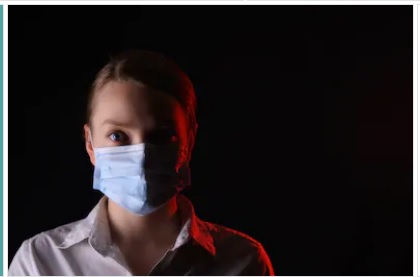 کرونا وائرس، ماسک پہنے ہوئے خاتون