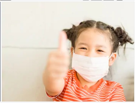 کورونا وائرس سے محتاط ایک چینی بچی ماسک پہنے ہوئے