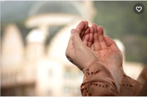 مسلمان بچی کے ہاتھ دعا مانگتے ہوئے