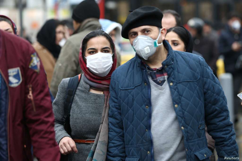 ایران، ماسک پہنے ہوئے مرد اور عورت