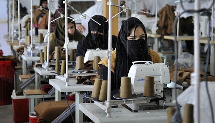 خواتین فیکٹری میں کام کرتے ہوئے