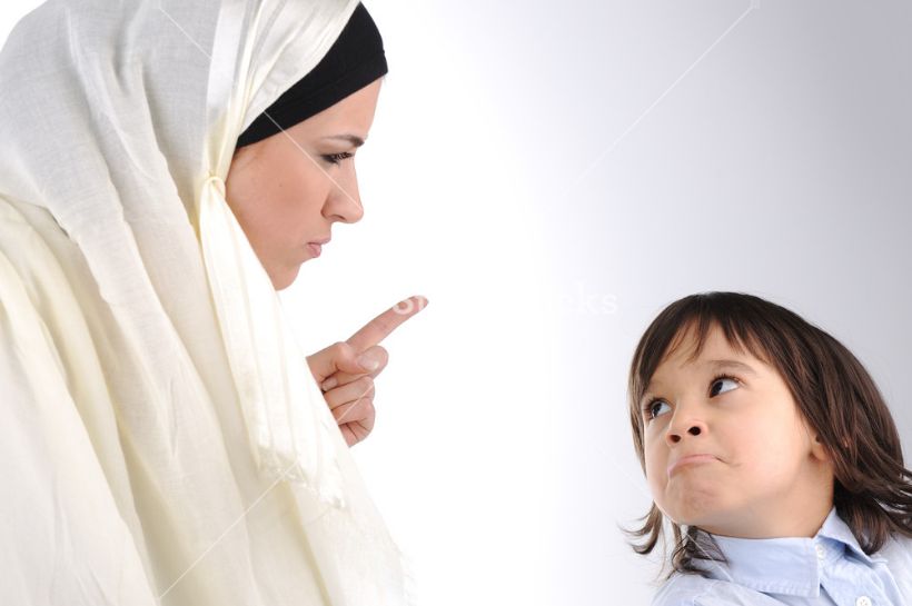 مسلمان ماں بیٹا کو تنبیہہ کرتے ہوئے