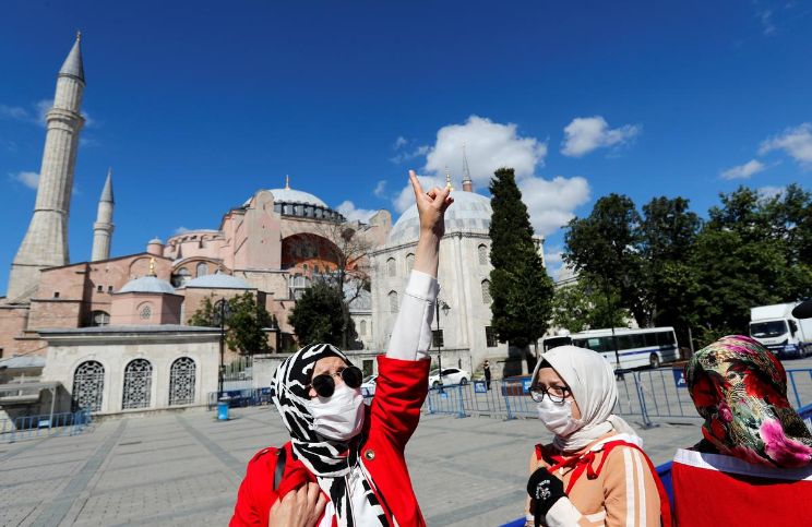 آیا صوفیہ کی باہر تین مسلمان لڑکیاں خوشی سے نعرہ زن