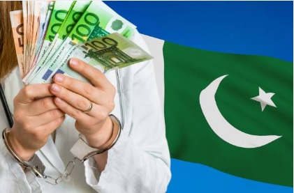 پاکستان کا پرچم، خاتون کے ہاتھوں میں ہتھکڑی اور یورو کے نوٹ