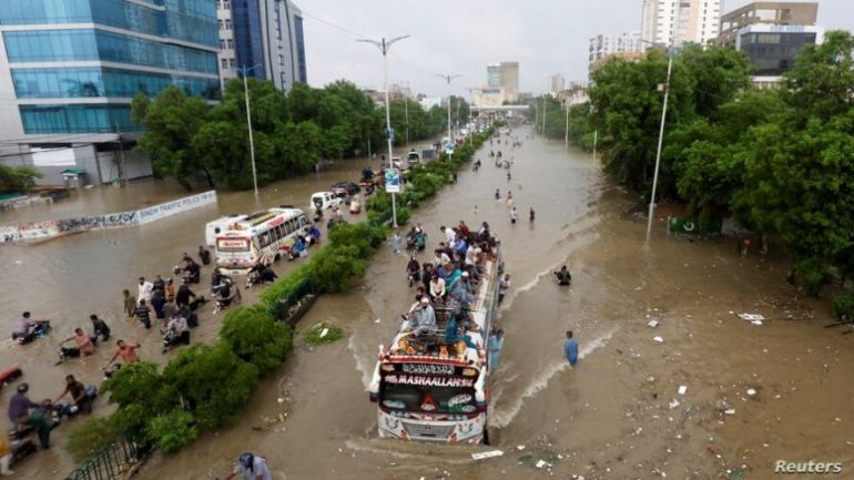 بارش میں پھنسے انسانوں کی مدد کرنے والوں کو ایک پاکستانی بیٹی کا سلام