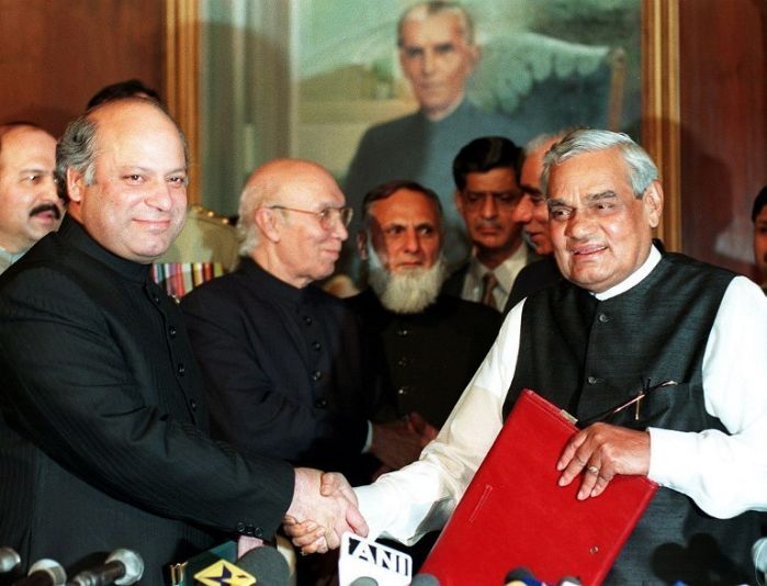 سابق پاکستانی وزیراعظم میاں‌نوازشریف، سابق بھارتی وزیراعظم اٹل بہاری واجپائی کے ساتھ