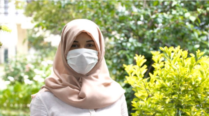 ماسک پہنے مسلمان باحجاب خاتون