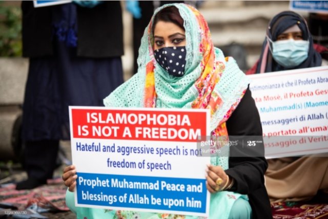 ایک مسلمان خاتون اسلاموفوبیا کے خلاف احتجاج کر رہی ہے