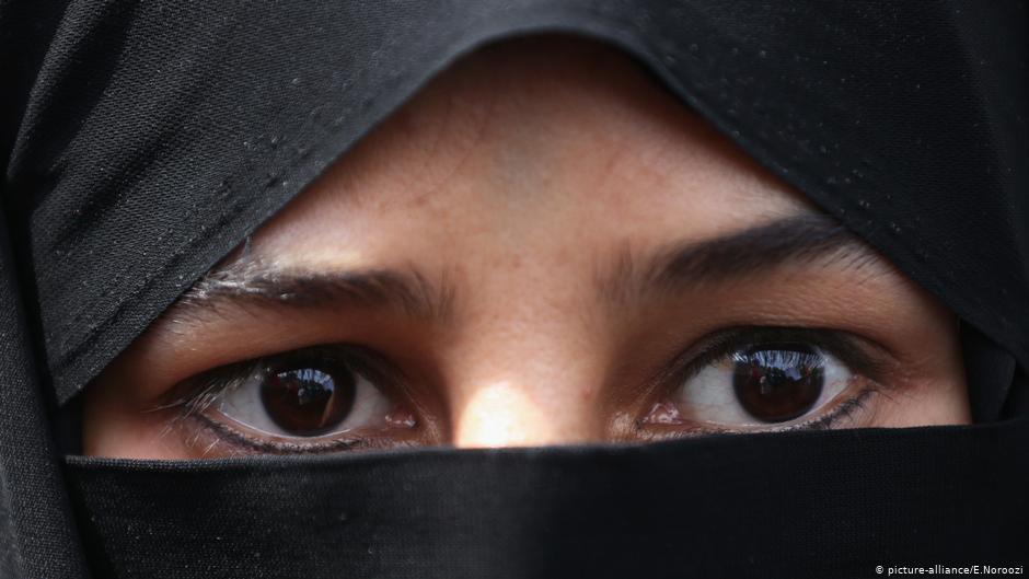 خوفزدہ باحجاب مسلمان خاتون