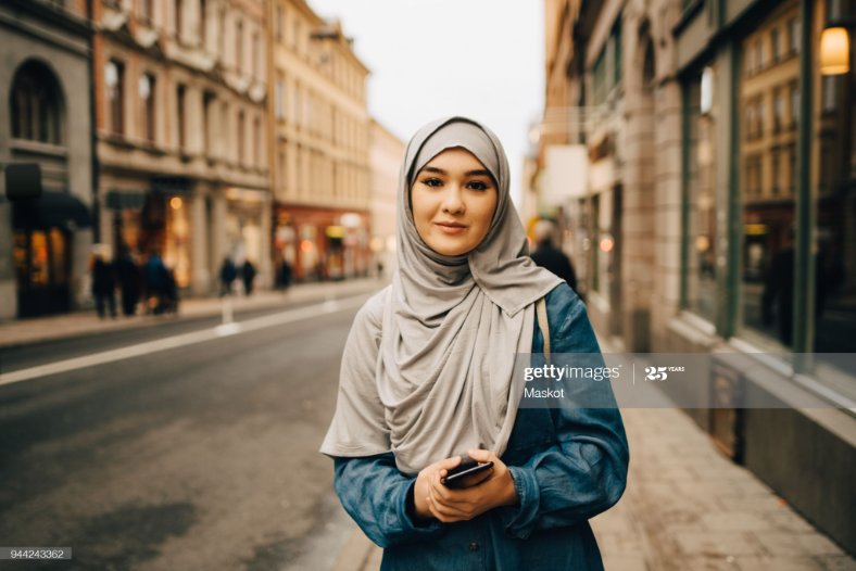 چینی خدوخال والی مسلمان نوجوان لڑکی