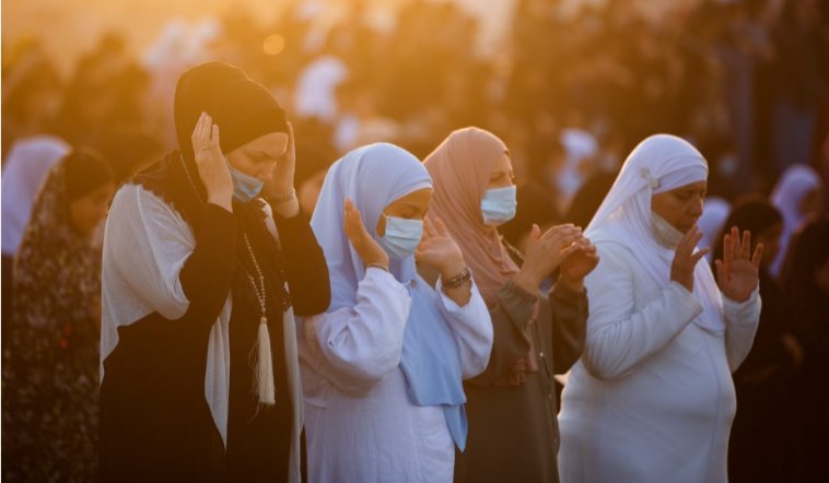 خواتین نماز عید پڑھ رہی ہیں