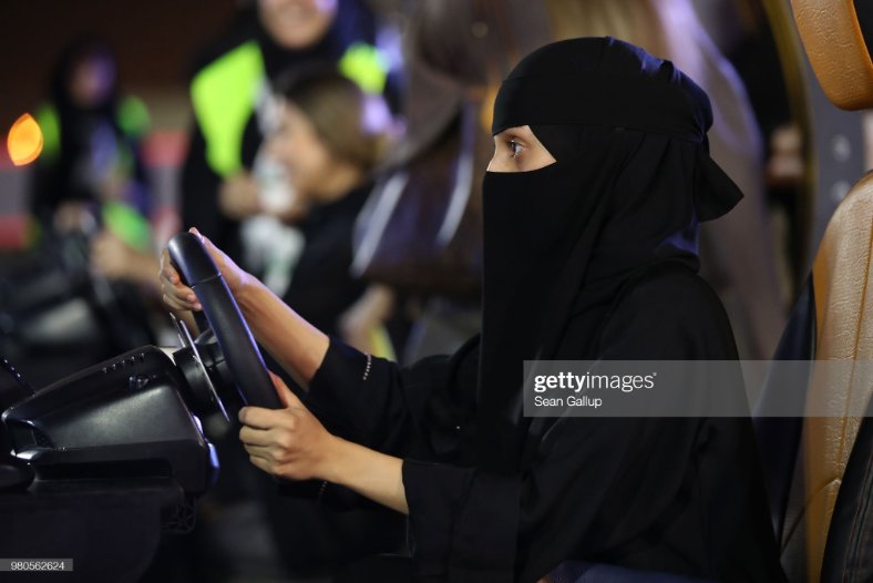 باحجاب مسلمان خاتون کی کار ڈرائیونگ