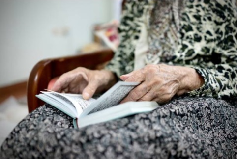 مسلمان بزرگ خاتون قرآن مجید پڑھتے ہوئے
