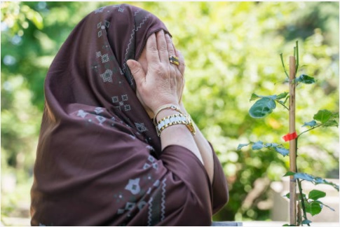 مسلمان خاتون دعا مانگ رہی ہے