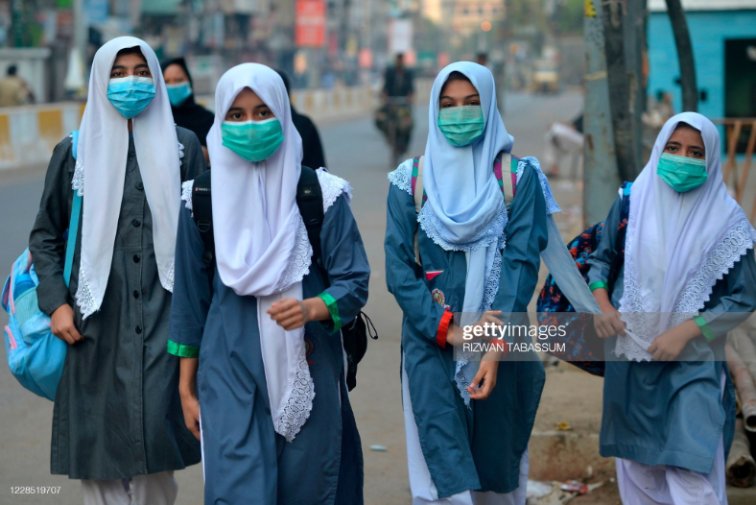 پاکستان ماسک پہنے طالبات سکول جارہی ہیں