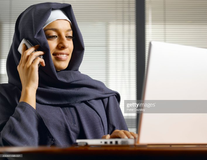 باحجاب مسلمان خاتون فون کال سنتے ہوئے