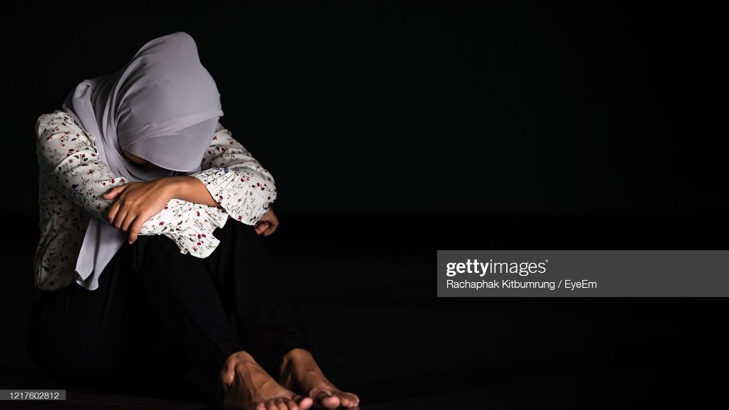 باحجاب مسلمان پریشان لڑکی