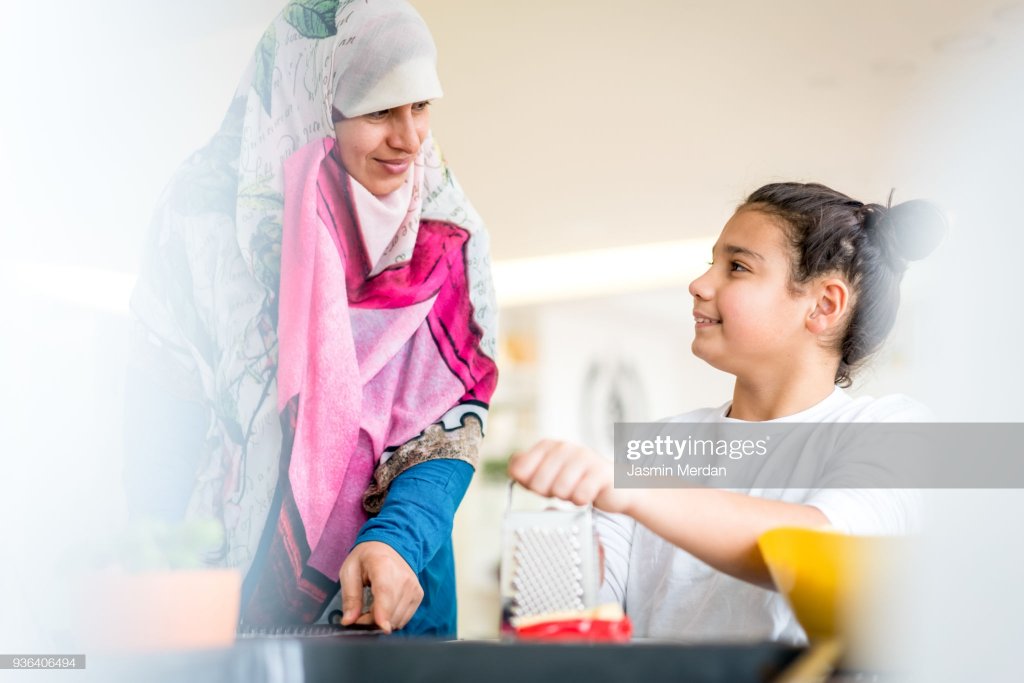 باحجاب ماں بیٹی کے ساتھ گفتگو کررہی ہے