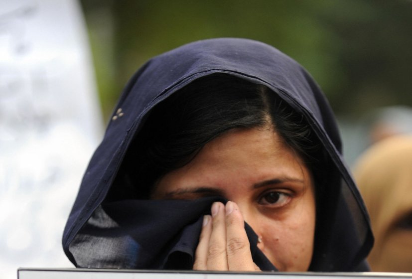 غم زدہ ، روتی ہوئی پاکستانی خاتون