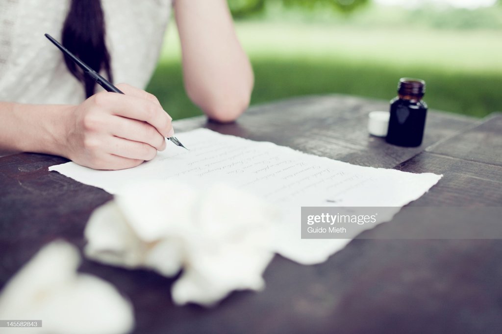 ایک نوجوان خاتون خط لکھ رہی ہے