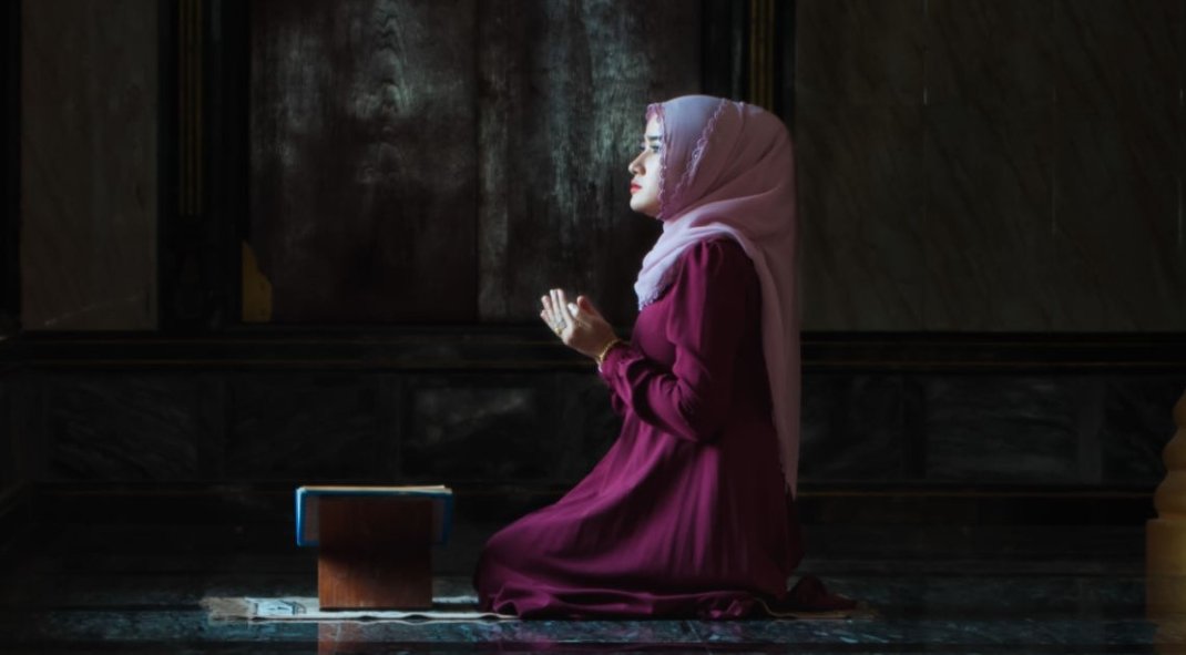 مسلمان باحجاب نوجوان خاتون دعا مانگ رہی ہے