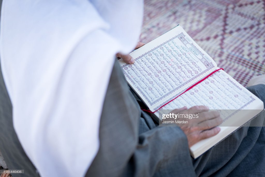 مسلمان بزرگ تلاوت قرآن کرتے ہوئے