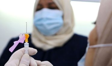 باحجاب خاتون کورونا ویکسین لگوا رہی ہے