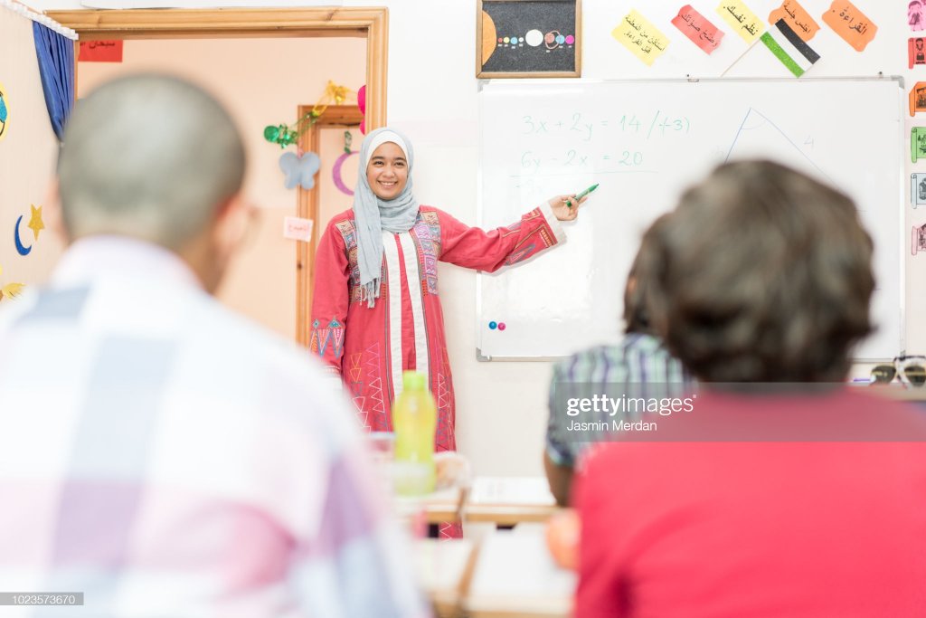 باحجاب ٹیچر کلاس میں بچوں کو پڑھا رہی ہے