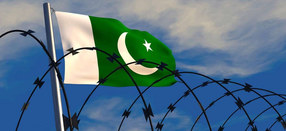 پاکستانی پرچم خاردار تاروں کے پار