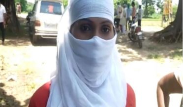 بھارتی لڑکی بے وفا محبوب کے گھر کے سامنے