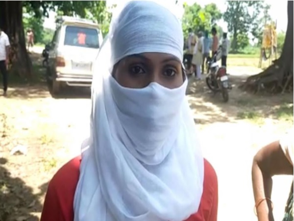 بھارتی لڑکی بے وفا محبوب کے گھر بینڈ باجے لے کر پہنچ گئی