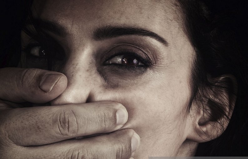 عورت کے منہ پر مرد نے زبردستی ہاتھ رکھا ہوا ہے