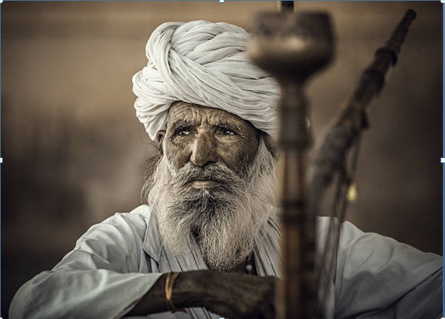 پنجاب کا ایک بوڑھا دیہاتی حقہ پیتے ہوئے