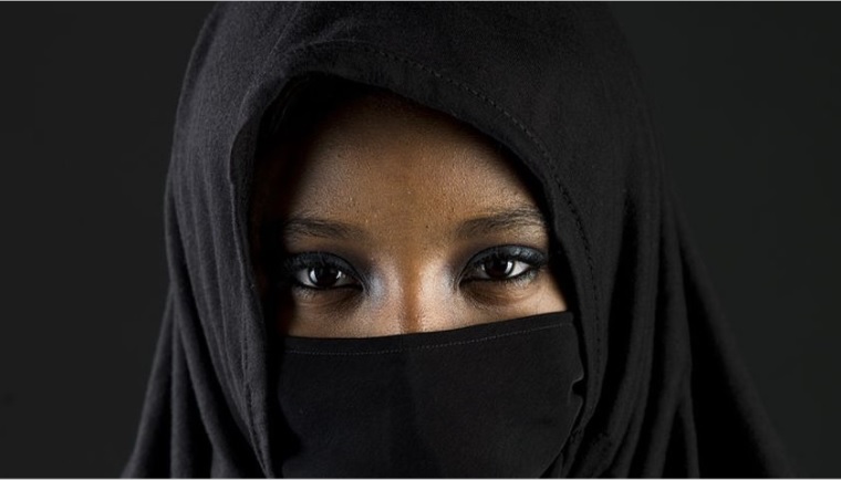 سیاہ فام مسلمان خاتون حجاب میں
