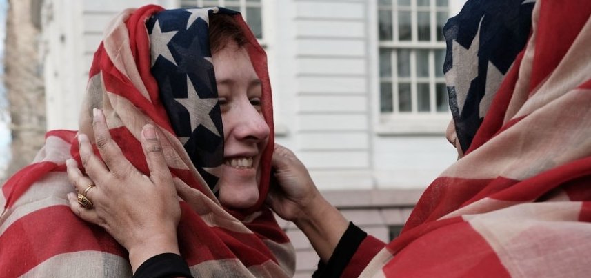 صوفیہ ہیرن امریکی پرچم کو سکارف کے طور پر پہن رہی ہیں